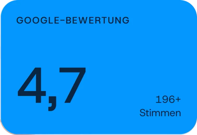 Blaue Kachel mit der Google-Bewertung der Praxis