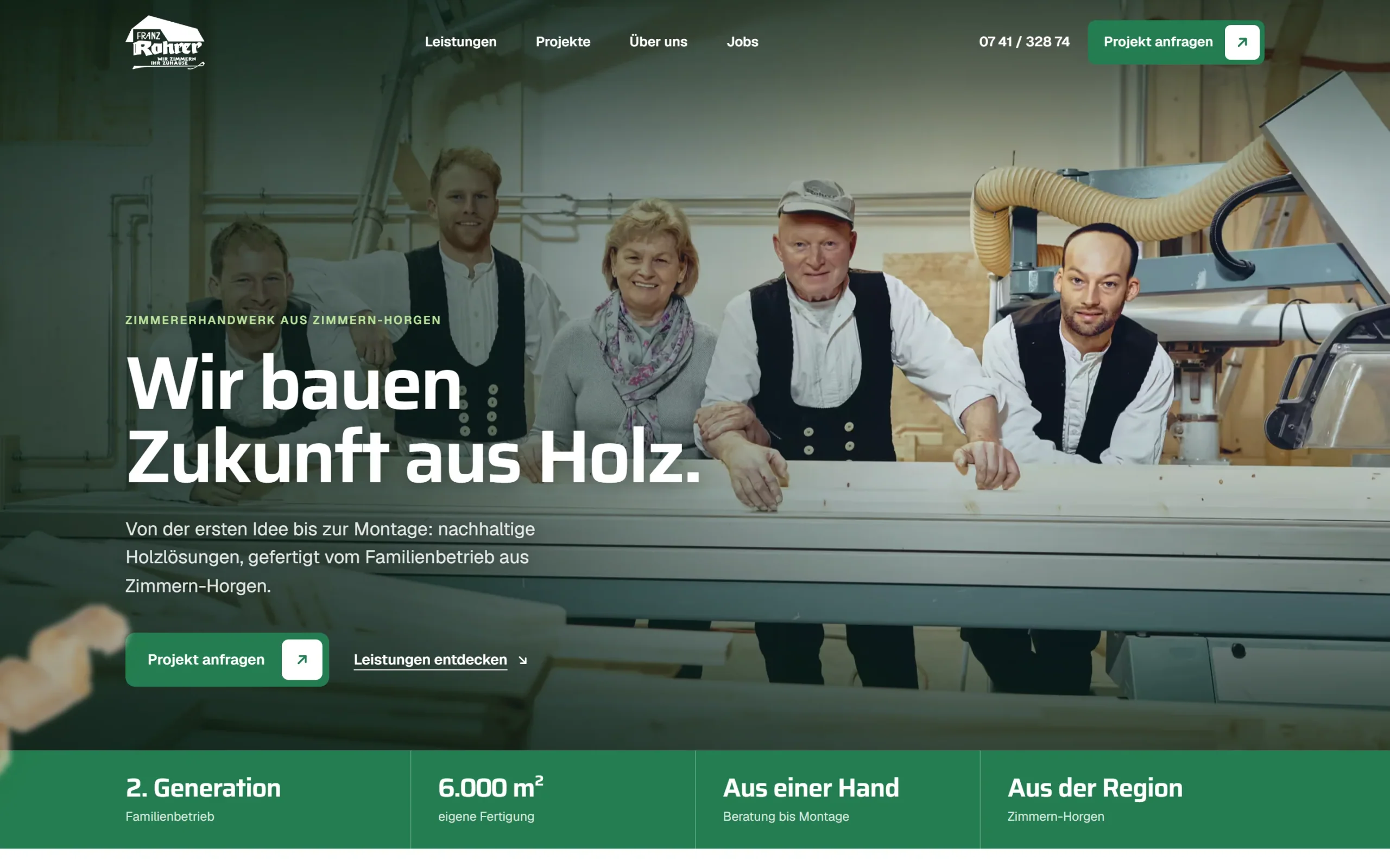 Die neue Website: Familie Rohrer in der Halle, Headline „Wir bauen Zukunft aus Holz." und grüne Kennzahlenleiste