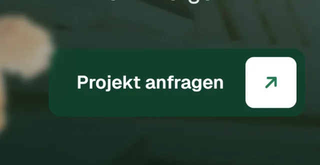 Grüner Button „Projekt anfragen" mit weißer Pfeilkachel im Hover-Zustand