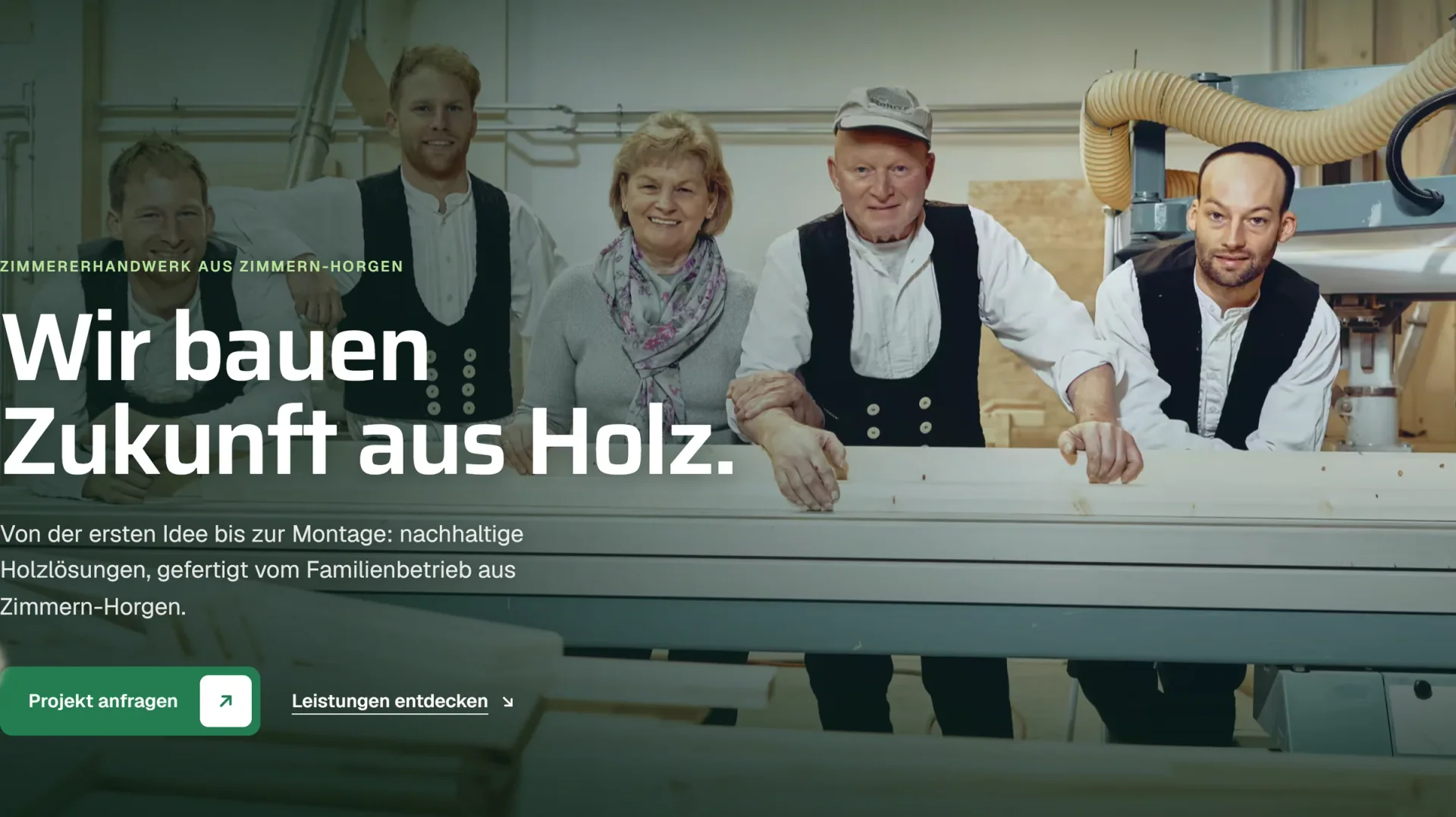 Hero der Website mit der Headline „Wir bauen Zukunft aus Holz."