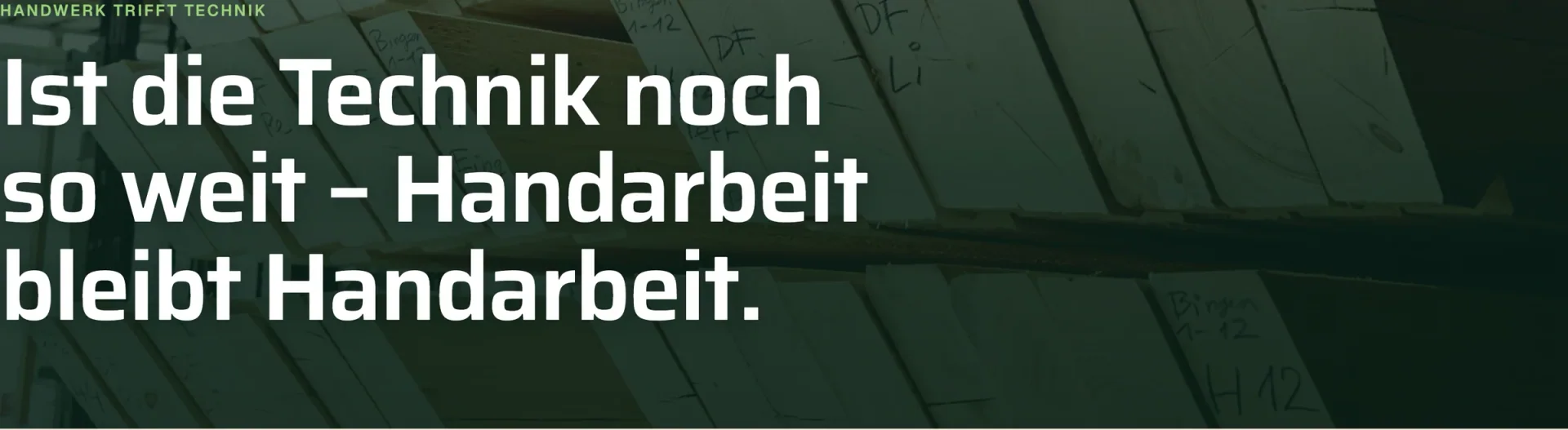 Dunkelgrüne Zäsur mit Werkstattfoto und Headline