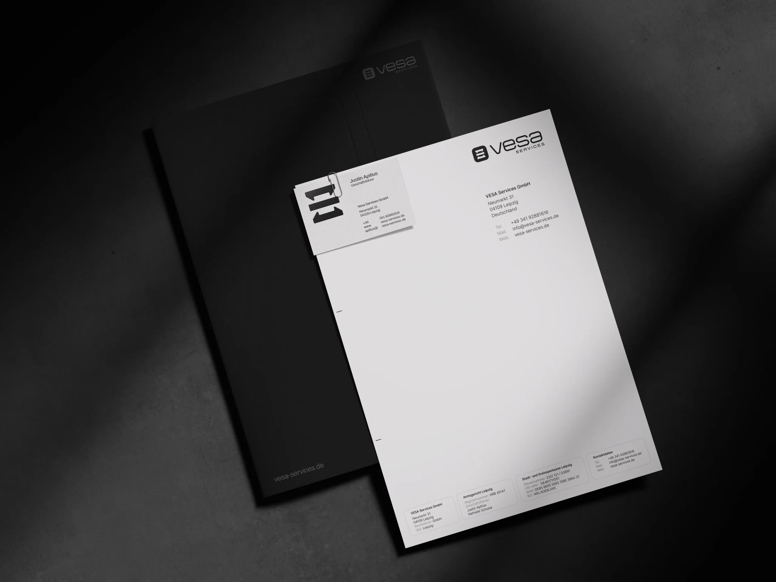 Briefpapier und Mappe von VESA Services auf dunklem Grund