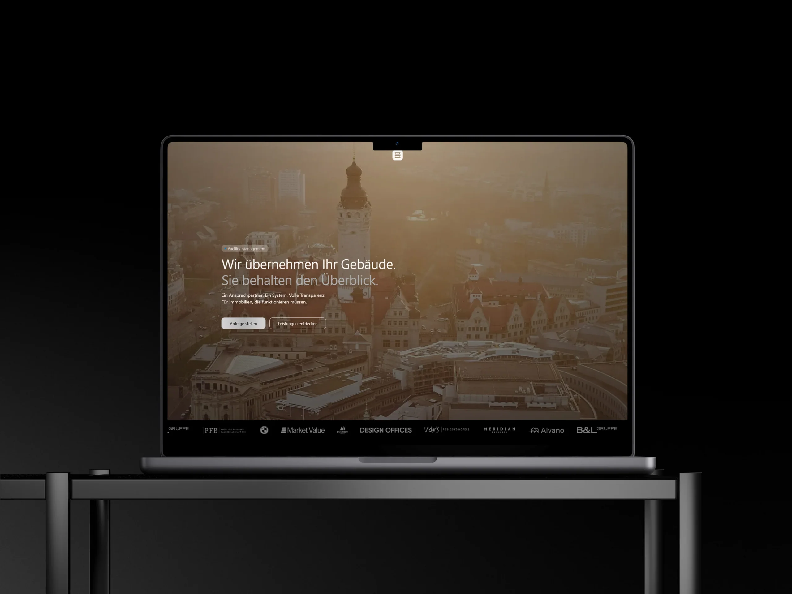Laptop mit der Startseite von vesa-services.de auf einem Metalltisch