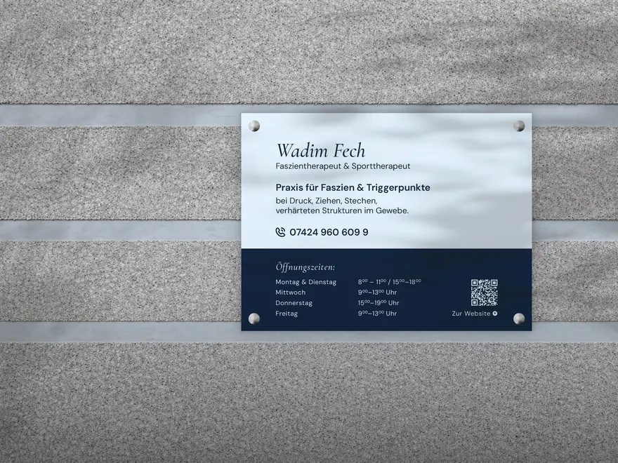 Praxisschild aus Glas mit Name, Öffnungszeiten und QR-Code