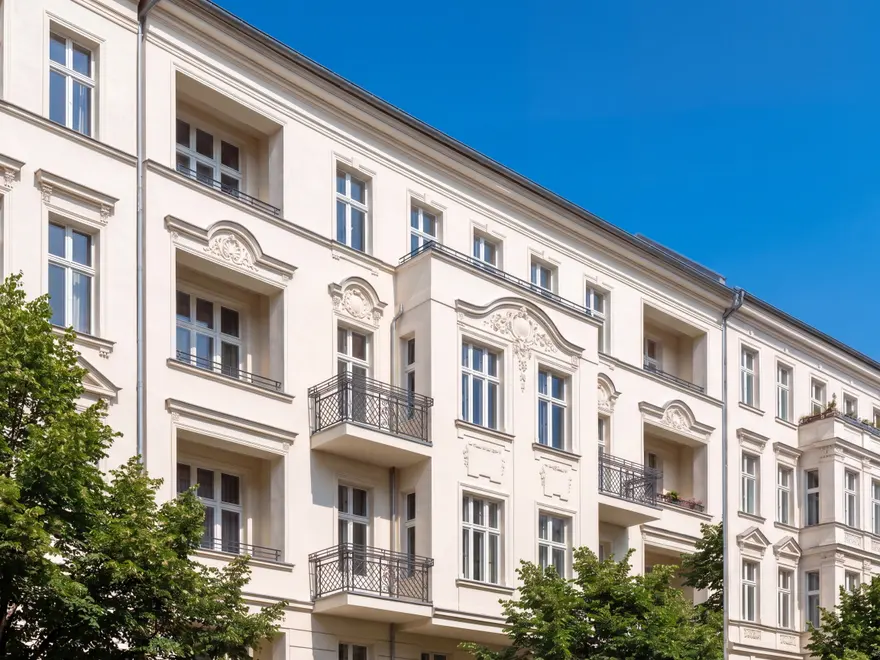 Berliner Altbaufassade aus der Bildwelt der Marke