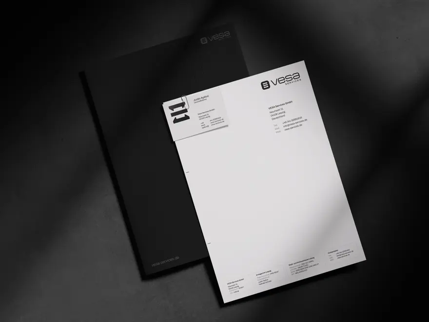 VESA-Briefpapier auf dunkler Fläche