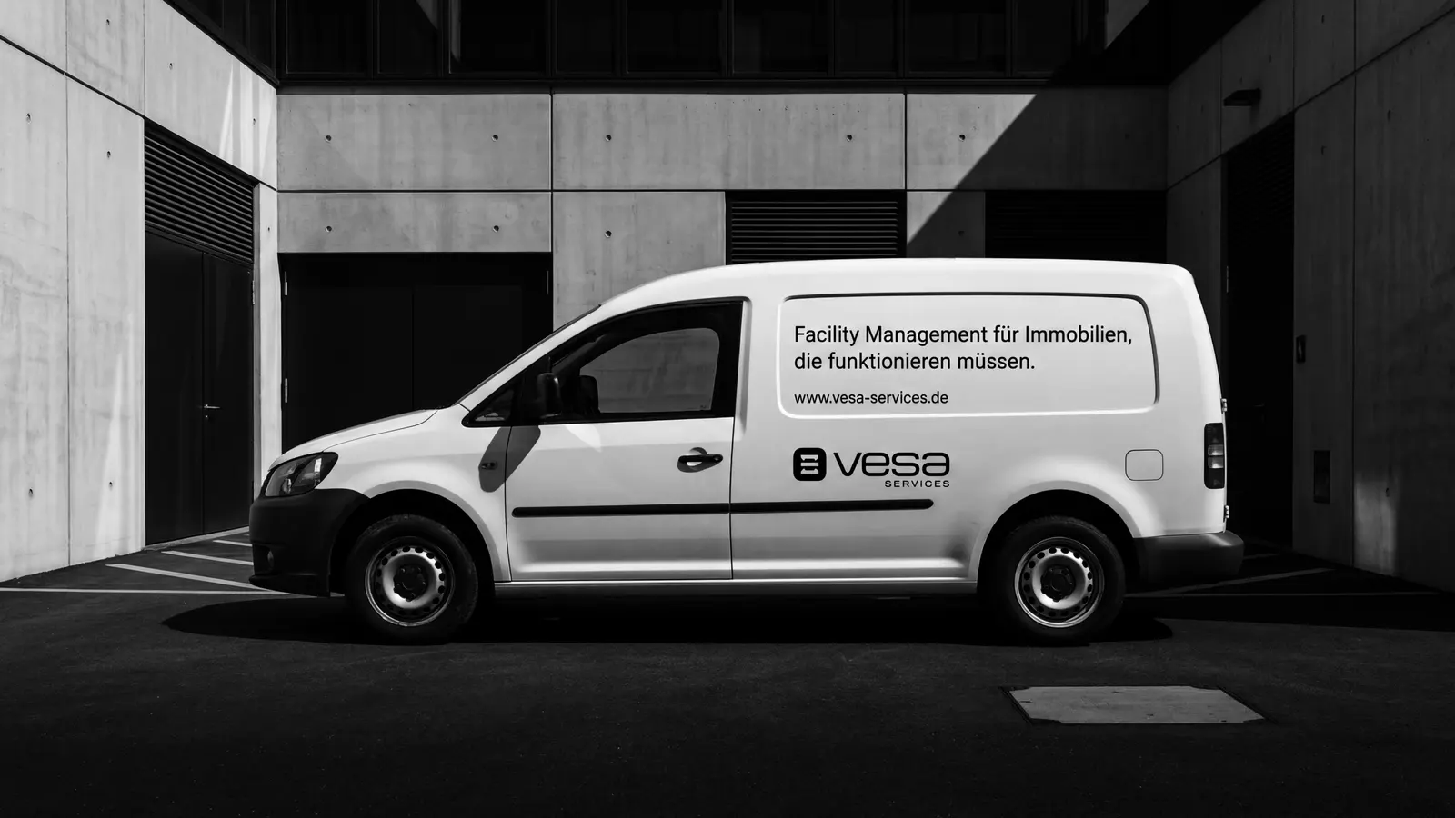 VESA-Fahrzeug mit Beschriftung in einer Betonhalle